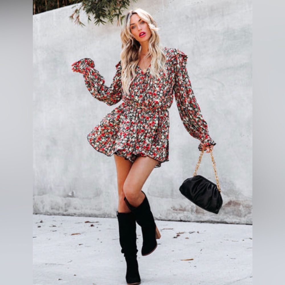 Vici Collection floral romper size small!